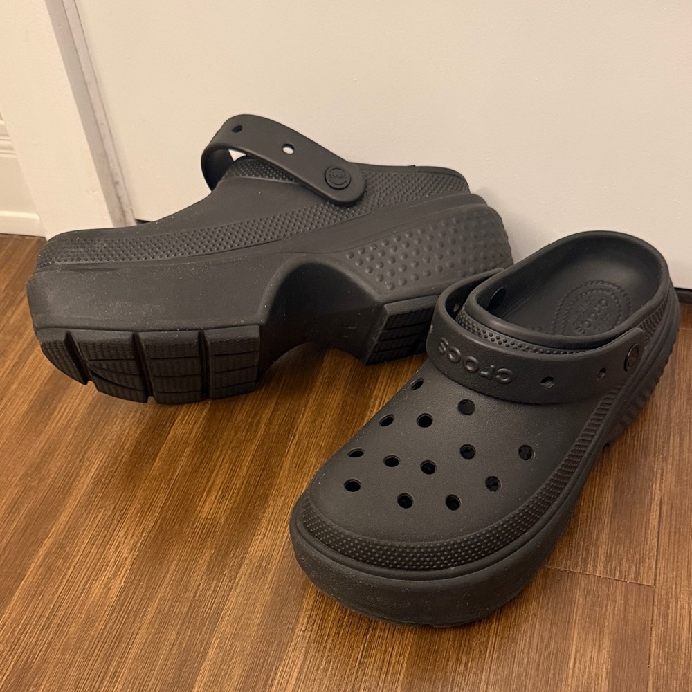 CROCS Black Slip-On Stomp Clogs